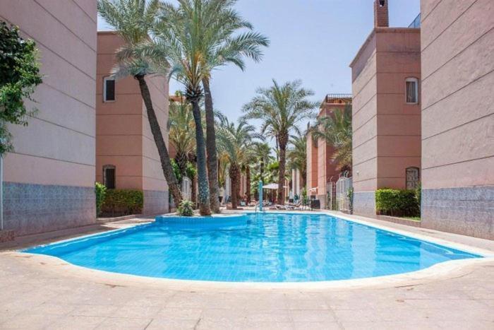 4 Bedroom House With Swimming Pool *